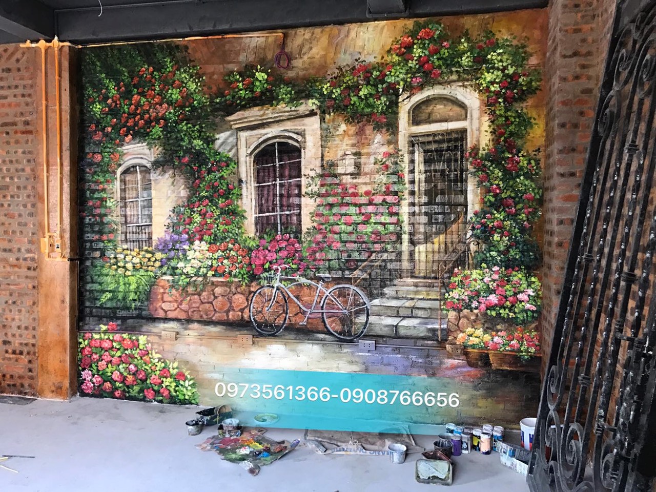 Bốn mùa hoa Hà Nội vào tranh tường