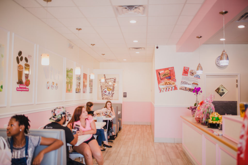 +20 mẫu tranh tường lãng mạn cho quán trà sữa